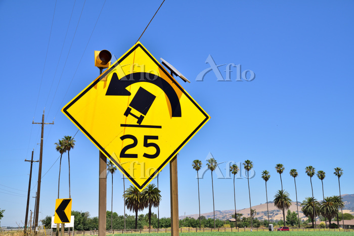 この標識は、道路がこの先で左カーブになっていることですかね？ - Yahoo!知恵袋