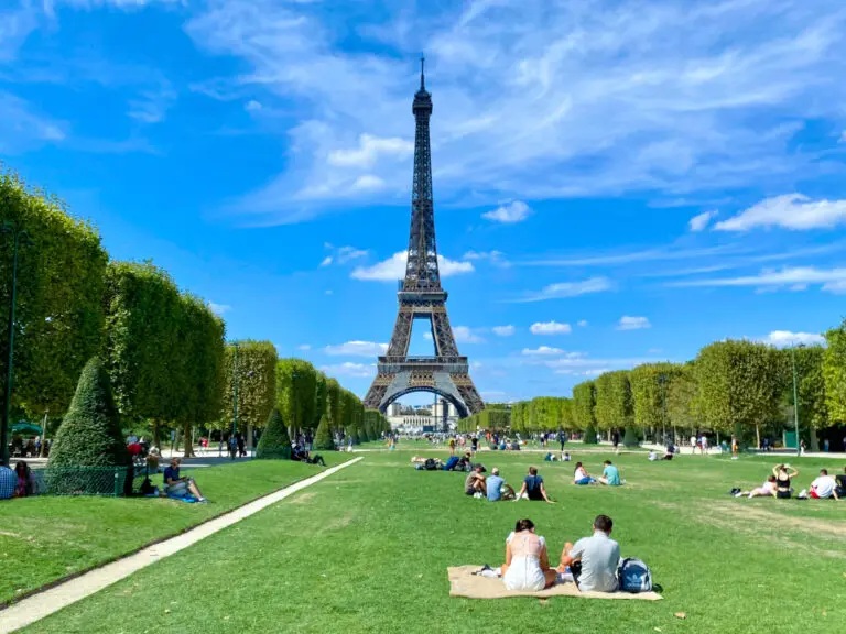 パリエッフェル塔のグラマーな写真撮影とドレスのオプションGetYourGuide