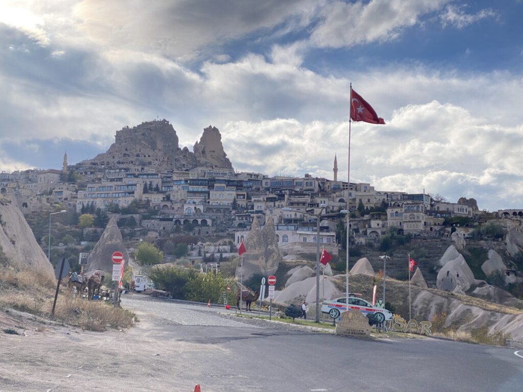トルコ旅行記 バスで行くウチヒサール城巨大な岩の要塞を探検