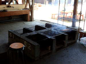 自作のかまどで釜飯をつくろう : 自宅の庭でDIYキャンプ