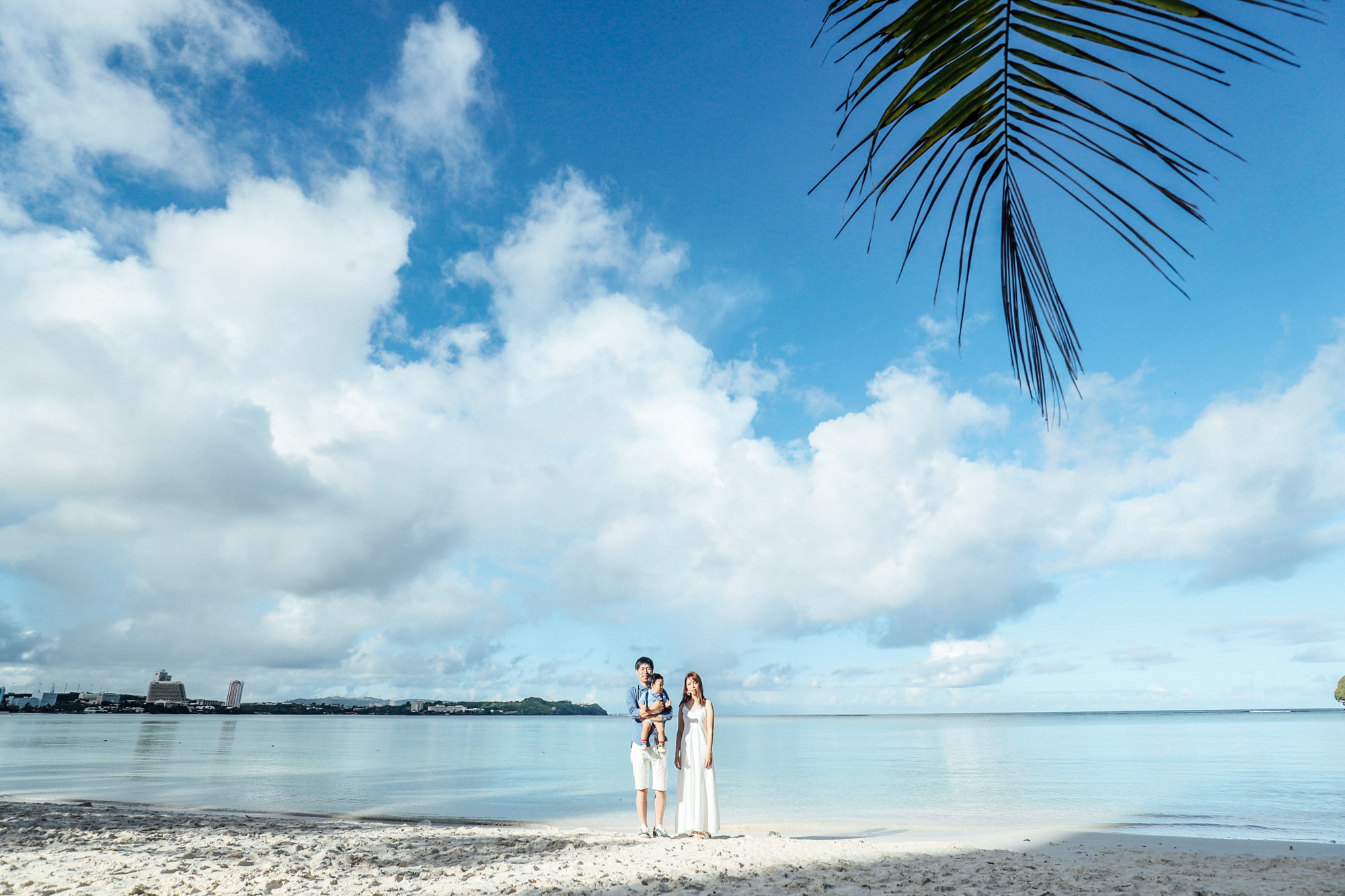 ビーチフォトウェディングとは？沖縄、ハワイ、グアムの人気エリアの費用比較と髪型、ドレス、靴、ポーズなど気になる情報をチェック！ OKINAWAWedding Magazine