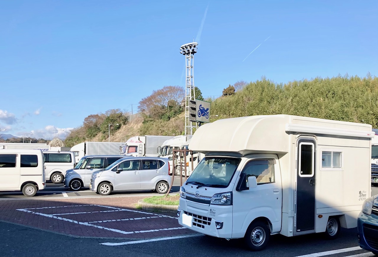 初心者向け 高速道路SA・PAでは車中泊できる？最低限知っておきたいルールや注意点を解説DRIMOキャンピングカ
