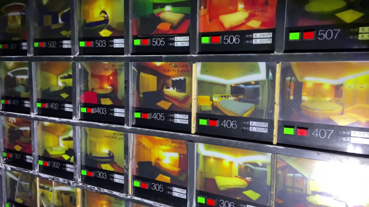 Sougetsu MaruyamaNaozickHotel Aland 円山町のホテル アラン・ドの廃墟コロナの最中、経営者はホテルを放棄して夜逃げ、日に日にホテルは廃墟化。中でやばいことでもあったのか、去年、渋谷署が鋼板で建物を囲ったのだったで、銀色のキャンバスが生まれたわけ