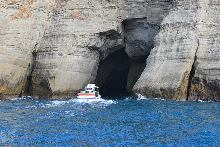 堂ヶ島マリン 洞窟めぐり 遊覧船の写真素材98811337-