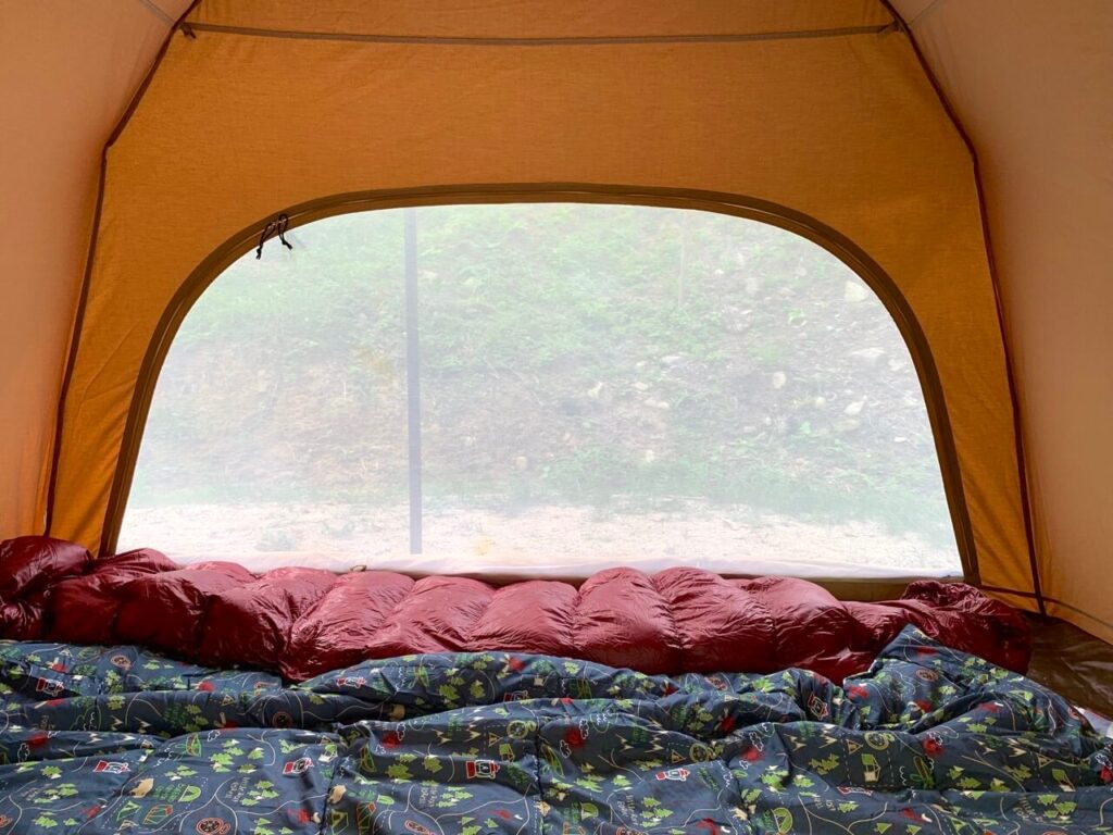 木に吊るすブランコとハンモックamazonで買ったんやけどいい感じの木があるところ限定で使えるから 念の為毎回車に載せてるw ww こないだのキャンプの時、いい感じの木あったからさっそくブランコにつけた♡