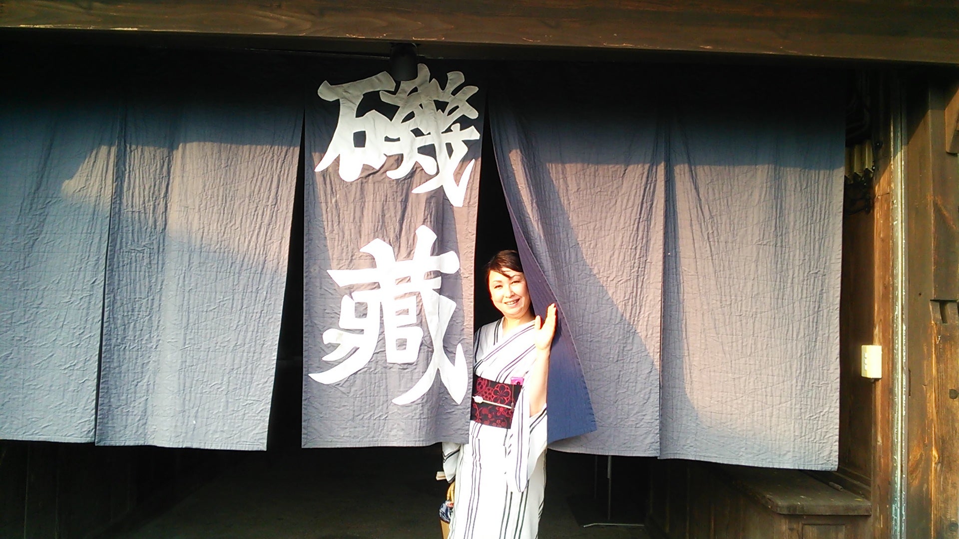 暖簾をくぐるうさぎ 写真素材1077262- フォトライブラリ