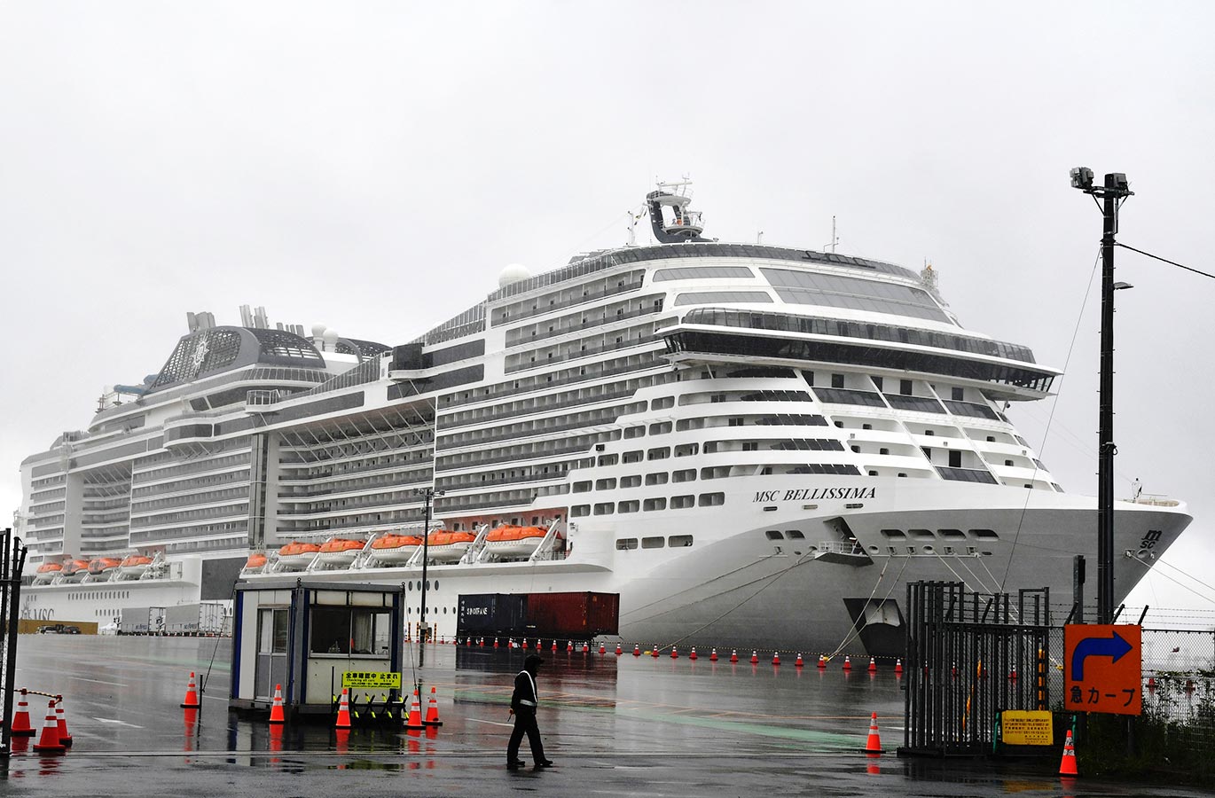 横浜港に停泊中のクルーズ船「ダイヤモンド・プリンセス」、清掃と消毒作業を開始、室内装備の新品交換などもトラベルボイス 観光産業ニュース