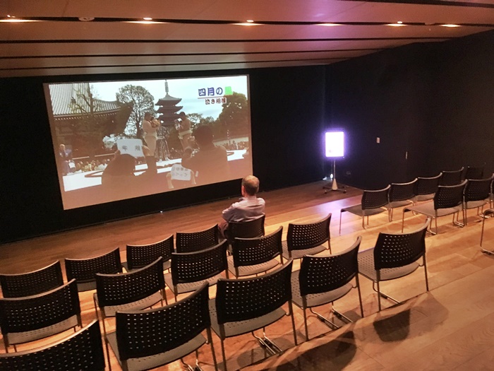 開放的な場所で座って休憩できます 無料浅草エキミセ ハレテラス癒しと旅行