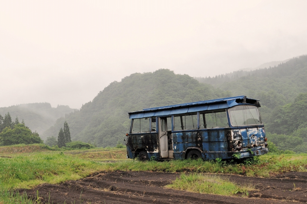田舎のバス停 : 徒然な絵日記