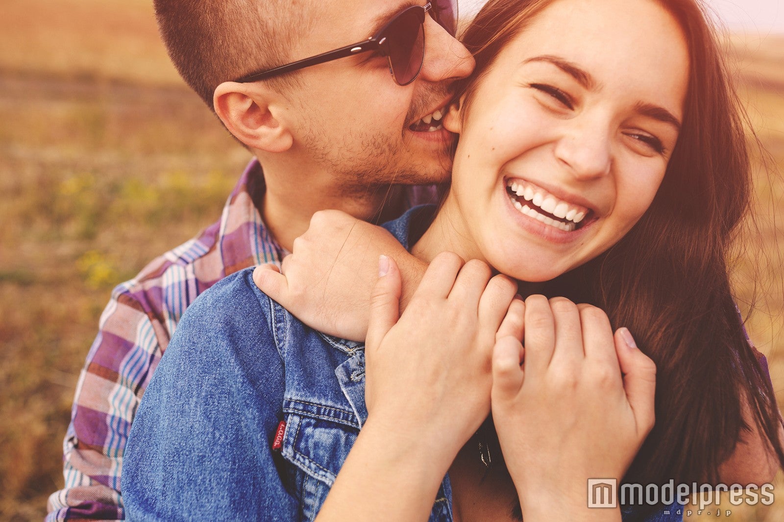 屋外のエスカレーターでキスするカップルの写真素材・画像素材 Image 184896645