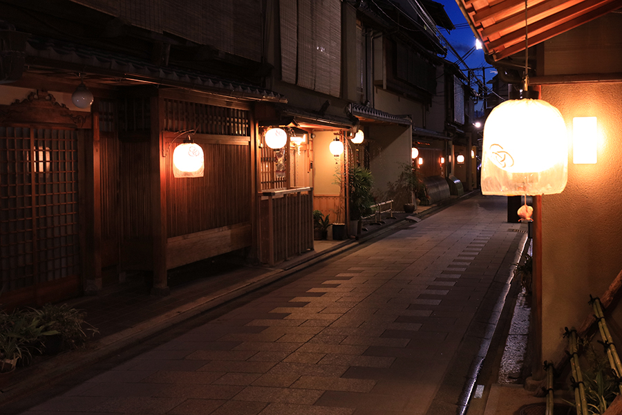京都らしい風情が感じられるストリート！雨上がりも美しい「祇園 花見小道」夜景FANマガジン