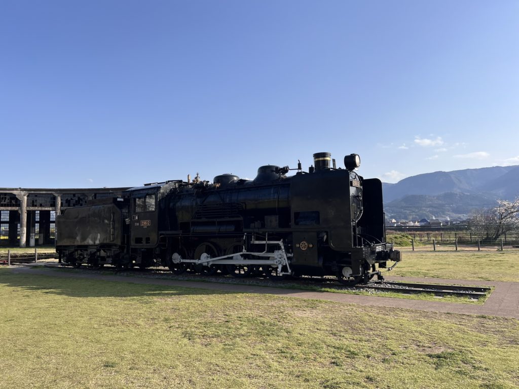 すずめの戸締まり聖地: 旧豊後森機関庫の魅力