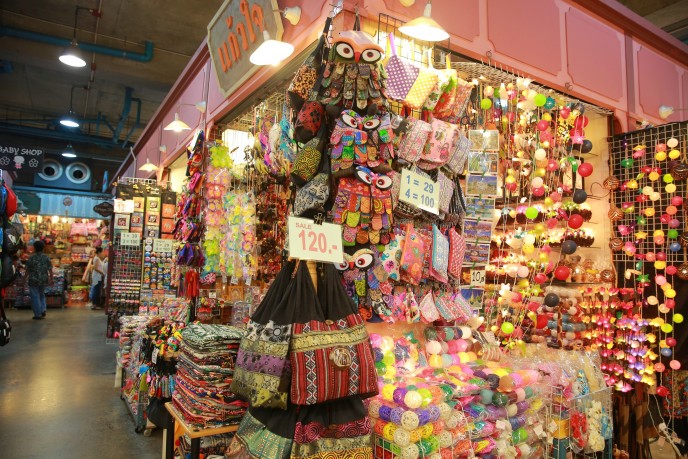 タイ バンコク ナイトマーケットで自分だけのパスポートケースを作ろう‼ 1個80バーツニシオブログ