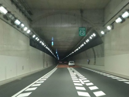 首都高に「右側通行」が存在!? 左右を地下で入れ替えた合理的な理由とはくるまのニュース