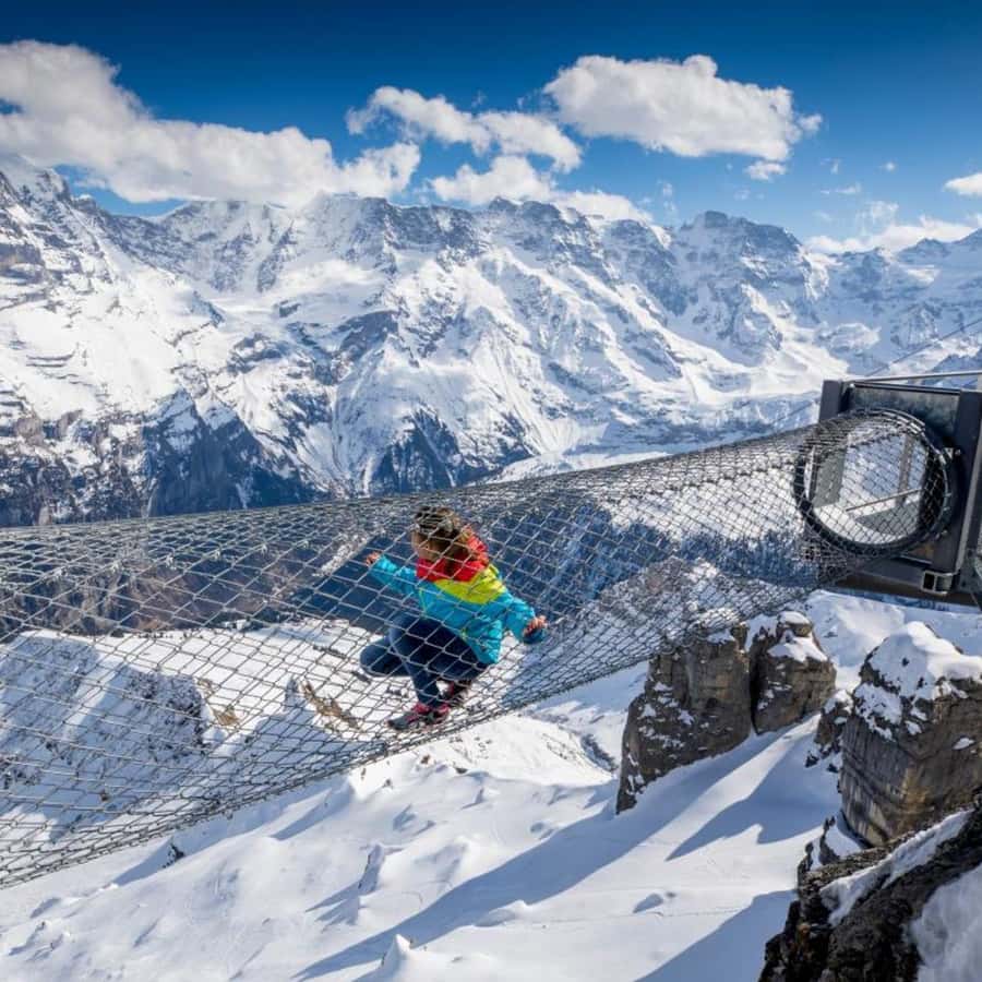 女王陛下の００７」 １９６９年 では、スイスのベルニーズ・アルプスにあるシルトホルンで、悪役ブロフェルドに追われるボンドがスキーで猛スピードで滑り降りるC