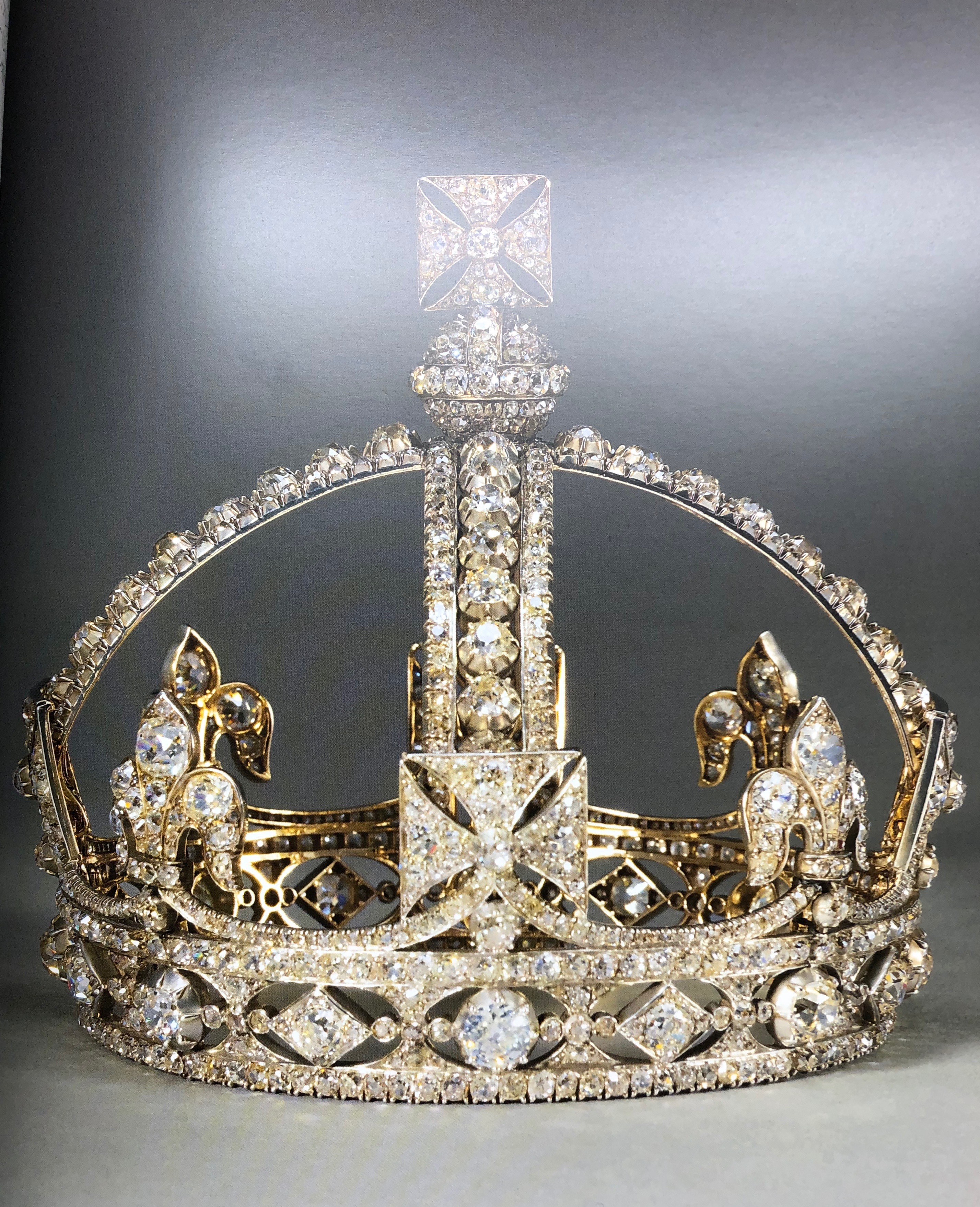 ロンドン塔の王冠の宝石と英国王室の歴史ツアーGetYourGuide