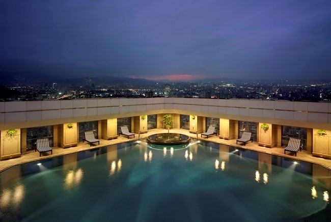 沖縄にリゾートホテルが誕生 屋上にプールやサウナを設置：観光拠点としての利用を狙う - ITmedia ビジネスオンライン