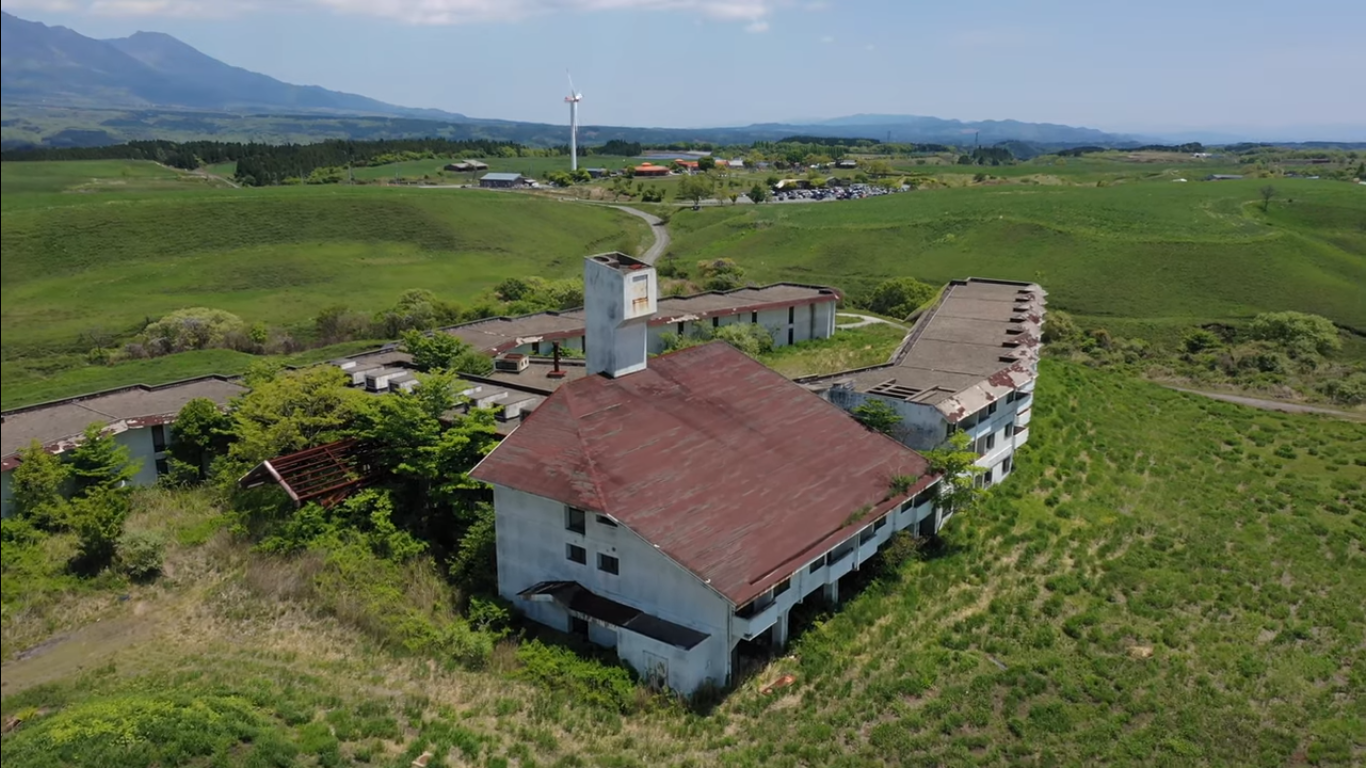 伊豆長岡 螺旋階段と南国風壁画が有名な廃墟ホテル -