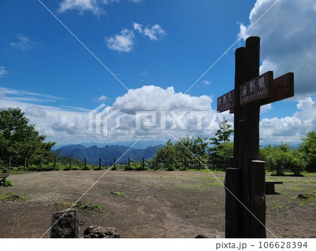旧碓氷峠見晴台から望む浅間山と紅葉のモミジと夕日 10247014593 の写真・イラスト素材アマナイメージズ
