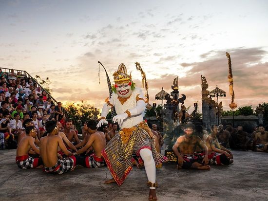 ウルワツ寺院ケチャダンスの楽しみ方！バリ島一番人気のツアーはこうして攻略すべし！たびこふれ