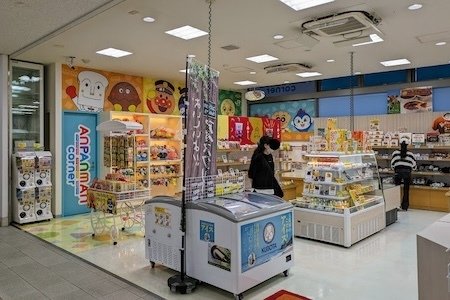 高知駅構内にあるおみやげ屋さんでおみやげを物色していたところ、高知名物の芋けんぴの実演販売をやっていたので購入してみました。芋けんぴは全国で見かけるお菓子がもともとは高知県の郷土菓子ということで高知のおみやげ屋さんには必ず並んでいますね。コチラのお店