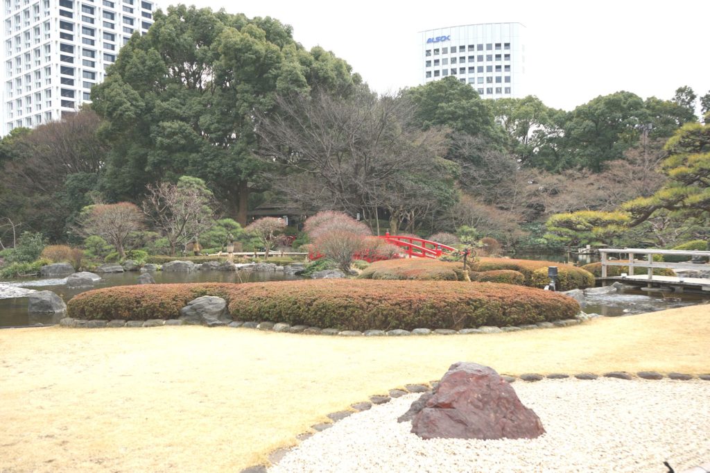 ホテルニューオータニの日本庭園 : いわしののんびり遊泳 ｖｏｌ．２