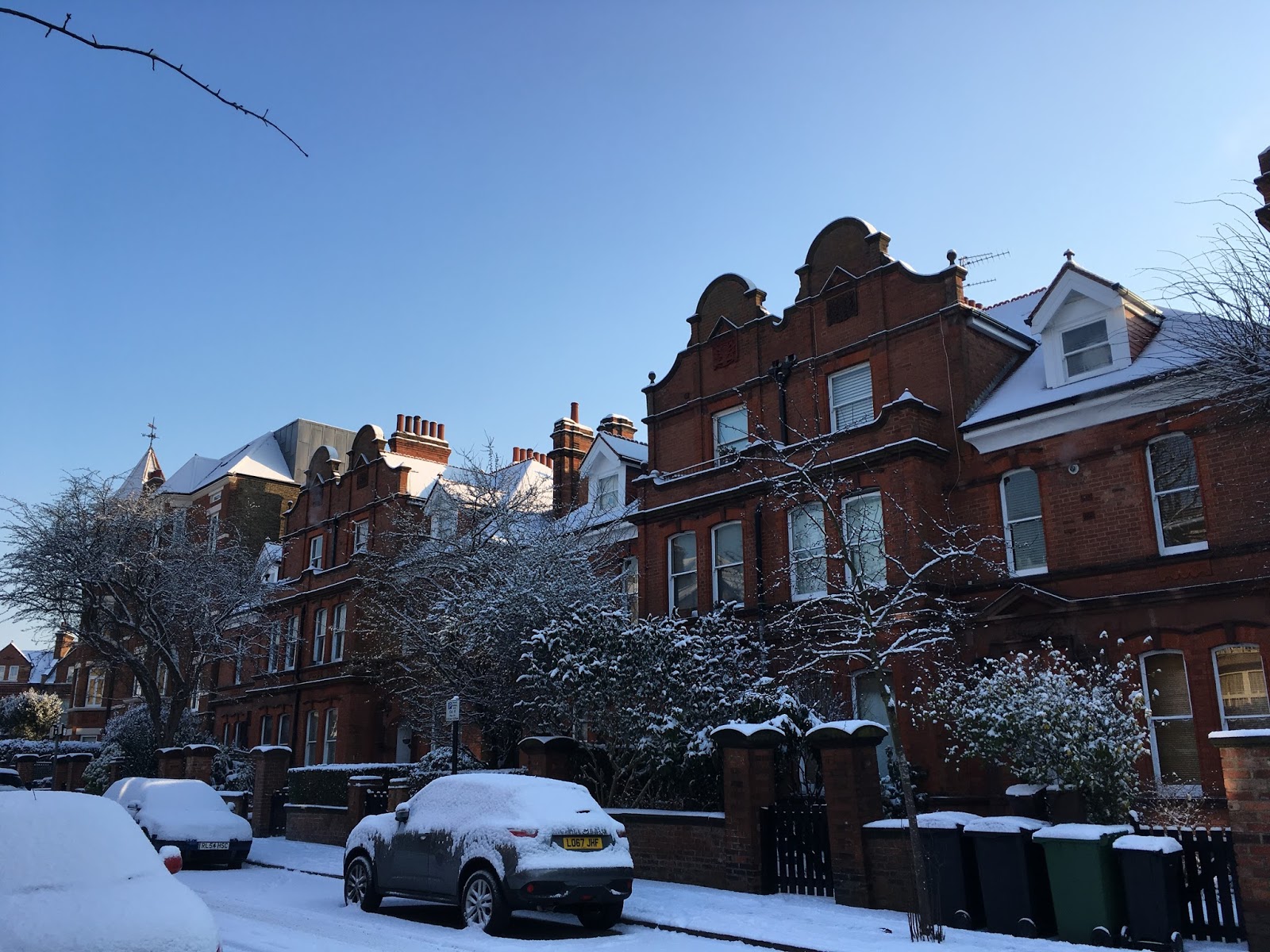 英国、ロンドン、寒い冬の夜、降り注ぐ雪の中、ビッグ・ベンとウェストミンスター写真素材763127728Shutterstock