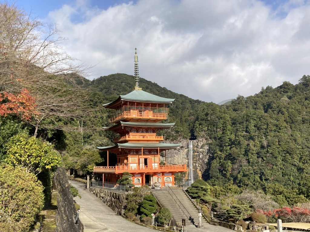 熊野那智大社へのアクセス方法と駐車場ガイド観光スポット・グルメ情報も紹介