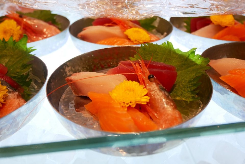 奥鬼怒の旅２日目。 チェックイン前に八丁の湯のヒマーリカフェ＆ガイドでランチカレー。 ログハウス風レストハウスでまったりしています。背後の鹿さんの視線が気になりますが😅 □ヒマーリカフェ＆ガイド