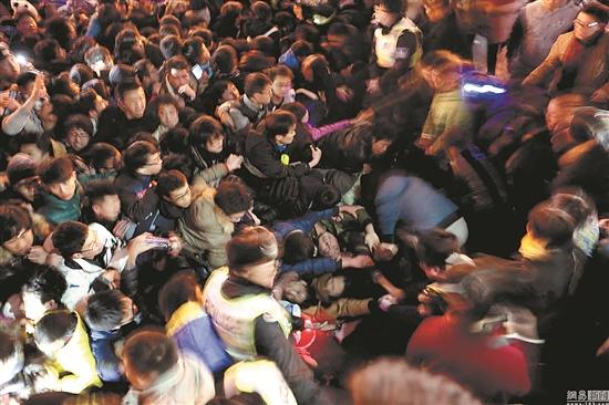中国上海市の観光地・外灘：中国・上海で転倒事故～３６人が死亡～ 写真特集：時事ドットコム
