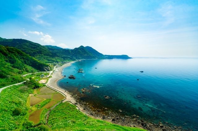 新潟県・佐渡・外海府 青い海と天然わかめ・初夏の佐渡 5月