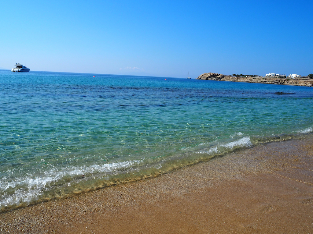 ミコノス島ギリシャのスーパーパラダイスビーチPremium写真
