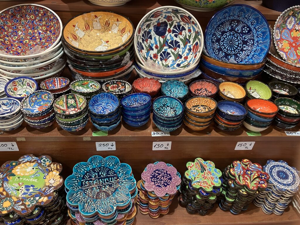 トルコ イスタンブールの旧市街にあるグランドバザールで売られているカラフルな食器の写真素材196354766- イメージマート