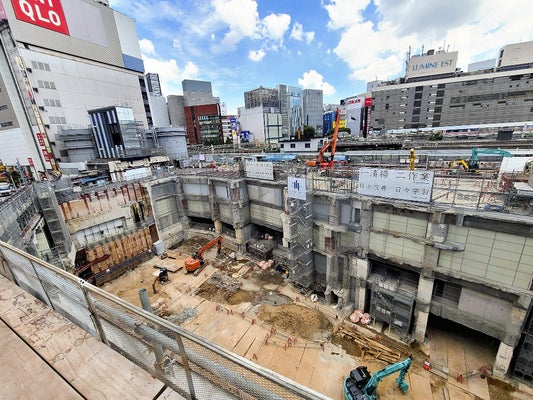 JR東日本 J・ADビジョン 新宿駅西改札Universal