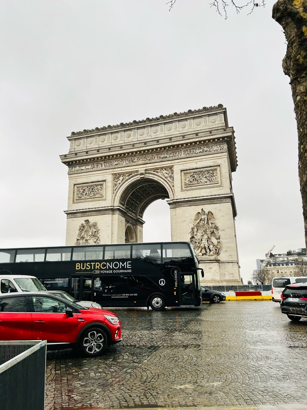 パリ・バストロノーム・シーニックバスレストランフランス料理を楽しみながらパリ中心部を散策 パノラマダイニングカーパリの隠れた名所象徴的な名所を巡るTrip.com