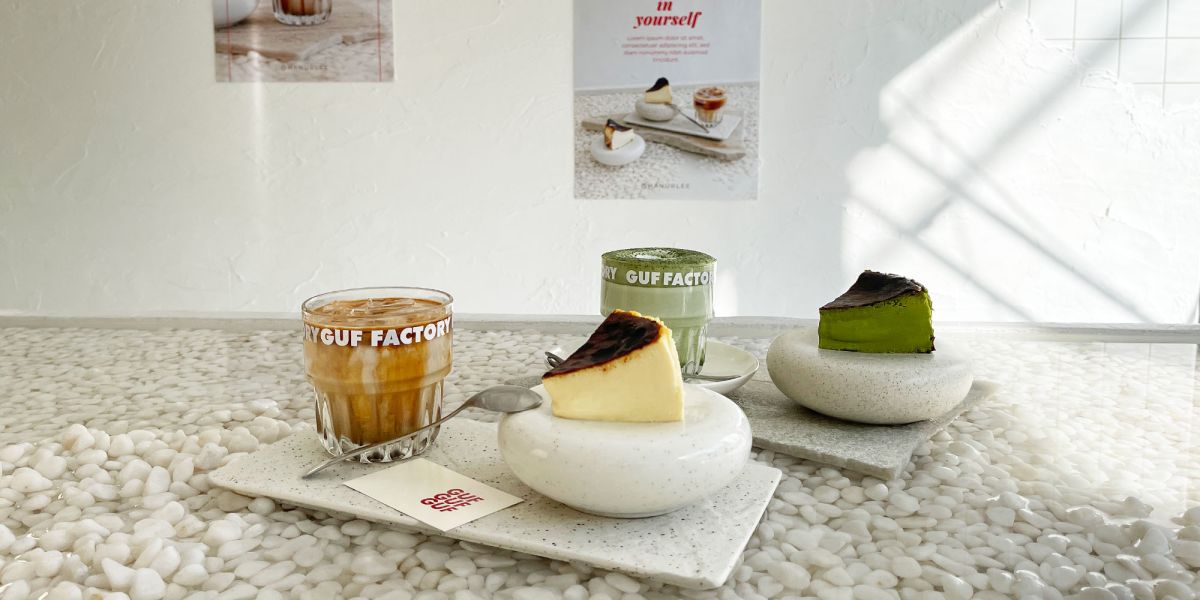 水に浮かぶように置かれたスイーツやドリンク＝渋谷に水テーブルの和カフェ - シブヤ経済新聞