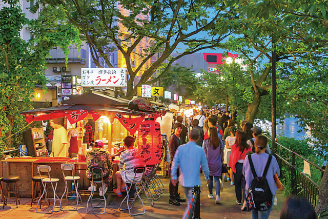 博多の元会社員が夢中になった夜のグルメ！一晩で巡る福岡3大屋台街 - 日本の観光メディアMATCHA