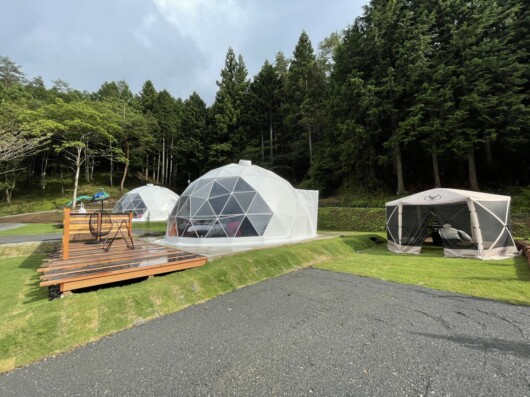 THE FOREST山梨・都留市都心から約80分。自然豊かな山梨県都留市に佇むグランピング施設「THEFOREST」は、上質なアウトドア体験を提供します。 □無料送迎JR大月駅より施設まで無料送迎を実施 所要約20分