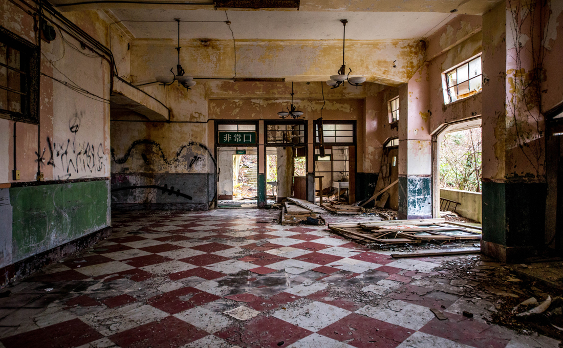 廃墟の女王 「旧摩耶観光ホテル」を特別に許可を頂き撮影しました。有名な「額縁の間」は大理石の机が健在で木漏れ日が差し込み息を呑む美しさだった。食堂にはドラマ「たとえあなたを忘れても」の撮影で、旧摩耶観光ホテルの3階の食堂に運び込まれ今も尚残されている