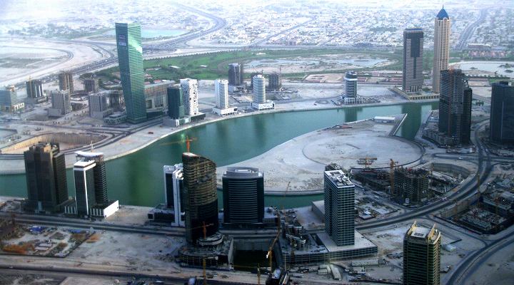 ドバイにそびえ立つ世界一の高さのビル「ブルジュハリファ」の写真・画像素材-Snapmart スナップマート