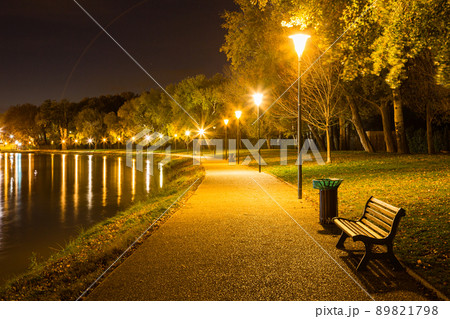 屋外用ポーチベンチグリーンガーデンベンチアイアンパティオベンチヨーロッパのレトロな屋外ベンチの装飾屋外パティオ家具2人用シートベンチ背もたれ付き130x40 Amazonパティオパークガーデンベンチ屋外ベンチ金属鋳鉄公園ベンチ、屋外ガーデンテラス用の金属メッシュ