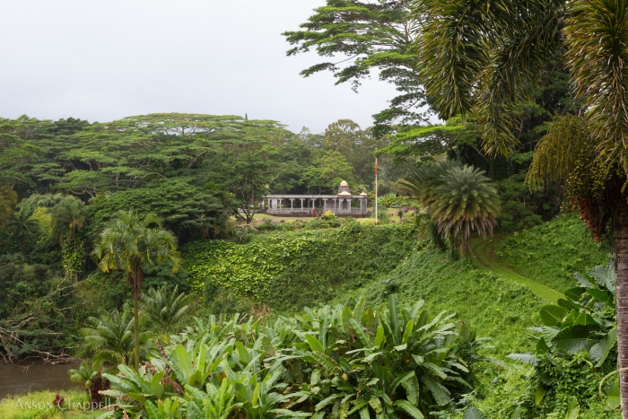 ハワイの緑豊かなカウアイ島に、巨大な花崗岩製の、手彫りのヒンドゥー教寺院がどうやってできたのか : r kauai