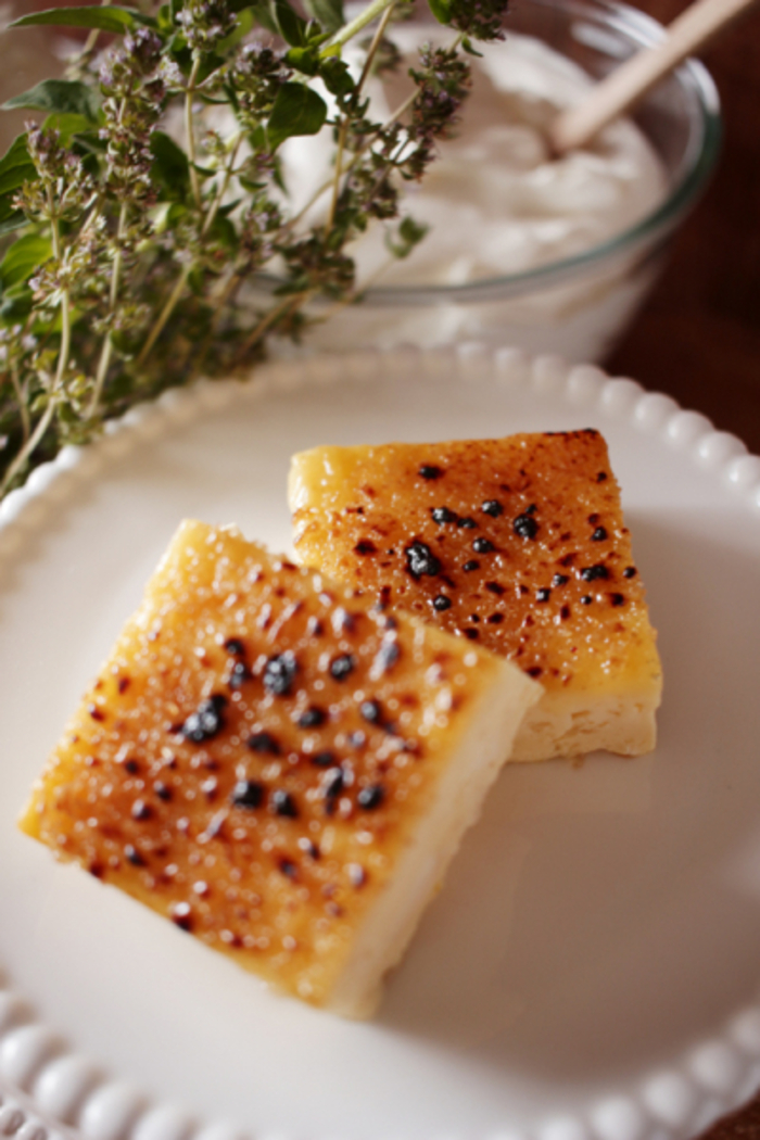 クレマカタラーナ - カタルーニャのデザート。スペイン料理。焦げたクリーム、焦げた、またはトリニティクリーム。の写真素材・画像素材