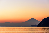 夏の江ノ島とウインドサーフィン 02237009776 の写真・イラスト素材アマナイメージズ