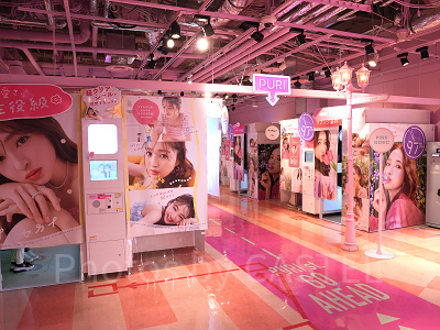 「moreru mignon」舞浜イクスピアリ店のフォトスポットで撮影する尼神インターとガンバレルーヤ。 -尼神インター＆ガンバレルーヤがプリ撮影、渚は萌え袖キツネポーズも披露画像ギャラリー 5 16-