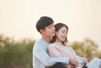 恋人同士がエスカレーターで見せる甘いひと時に「こっちまで動悸が止まらん」の声 BL漫画WEBザテレビジョン- Yahoo!ニュース