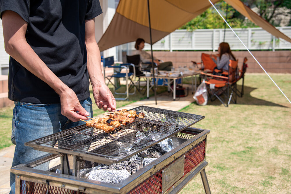 自宅の庭でバーベキューを楽しむには？準備や片付けのポイントからおすすめバーベキューコンロまで