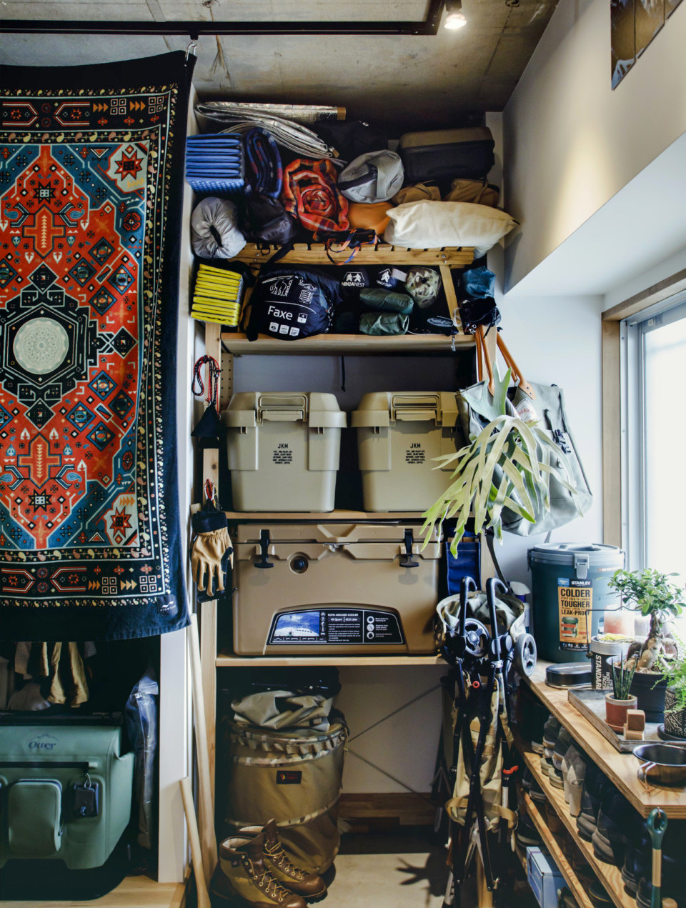 愛用のギアでキャンプへGO！アウトドアの収納は、土間におまかせリノベーション・リフォーム・新築ならスタイル工房