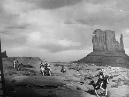 息をのむ絶景! モニュメントバレーの星空と陽の光を独り占め - Gney Journey