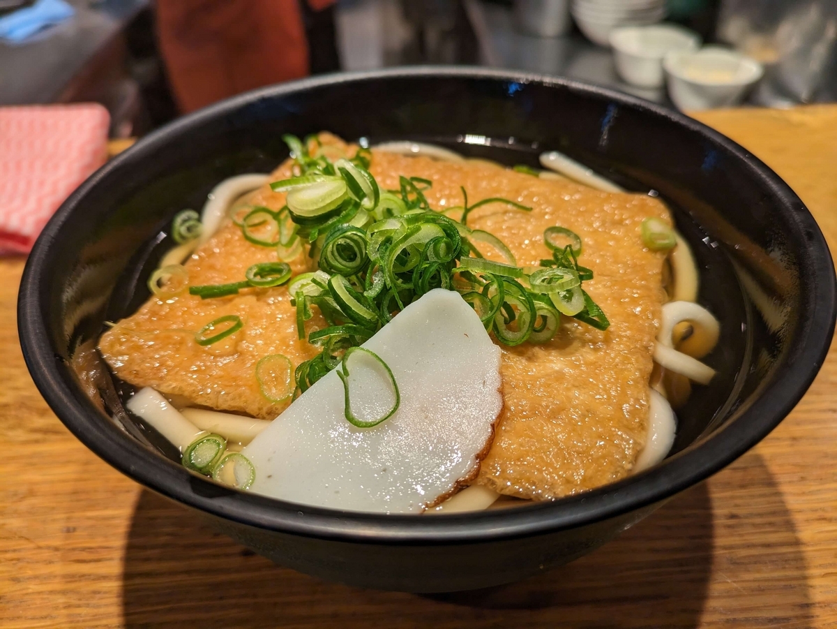 京都駅の行列グルメ えぐいビジュアルの「とり天鶏卵カレーうどん」を食べてきた